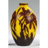 Vase mit IrisAndré Delatte, Nancy, 1920er Jahre Farbloses Glas, zitronengelb unterfangen sowie
