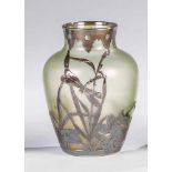 Vase mit galvanisiertem FeinsilberdekorLoetz, um 1900 Leicht hellgrünstichiges Glas. Wandung und