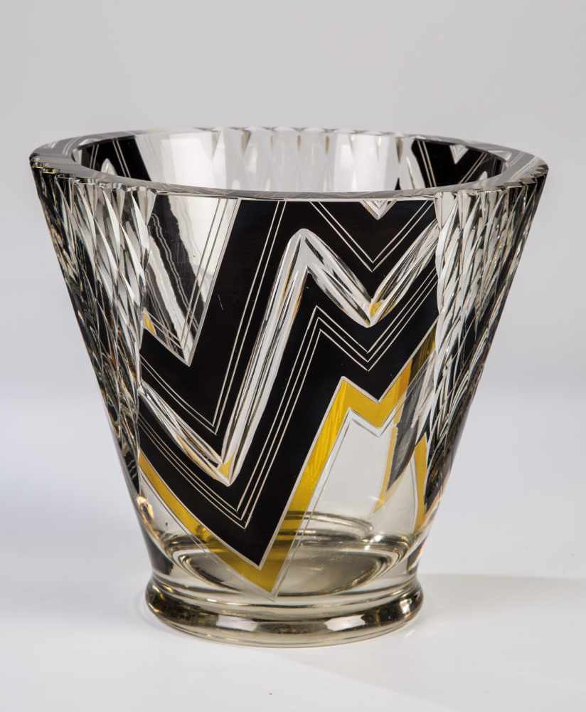 VaseKarel Palda, Haida, um 1925 Farbloses, dickwandiges Glas, mit Schliff, Schwarzlot und Gelbbeize.