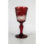 Pokal mit HirschenBöhmen, um 1860 Farbloses Glas rot lasiert. Flächenfüllend schliffverziert,
