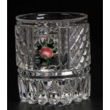 Becher mit RosenzweigdekorWohl Baccarat, um 1850 Farbloses Glas, flächenfüllend mit Walzen-, Kerb-