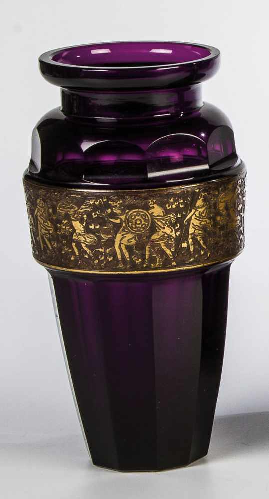 Vase mit AntikenfriesMoser, Karlsbad, 1920er Jahre Violettes Glas mit Schälschliff. Umlaufend