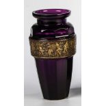 Vase mit AntikenfriesMoser, Karlsbad, 1920er Jahre Violettes Glas mit Schälschliff. Umlaufend