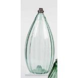 Schnapsflasche mit ZinnmontierungAlpenländisch, 17./18. Jh. Grünstichiges, längsoptisches Glas mit
