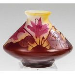 Kleine Vase mit AlpenveilchenEmile Gallé, Nancy, um 1920 Farbloses Glas, teils zitronengelb