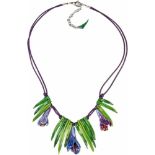 Collier "Krokus"Künstlerschmuck Drei violett-blaue Krokusblüten zwischen länglichen grünen