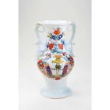 Doppelhenkelvase mit KreuzigungsgruppeThüringen oder Böhmen, 1749 Milchglas mit Emailfarbendekor und