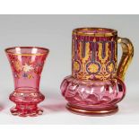 Henkelkrug und BecherBöhmen, um 1850 Farbloses Glas mit Goldrubinunterfang sowie bunter Email-,