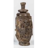 Islamische Flasche mit ReliefdekorNaher Osten, 7.-8. Jh. Boden- oder Wasserfund. Gelblichgrünes Glas