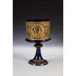 Pokal mit Allegorien der JahreszeitenMurano, 2. H. 19. Jh. Kobaltblaues Glas mit Abriss. Auf