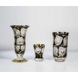 Drei VasenGebrüder Lorenz, Steinschönau, um 1925 Farbloses Glas mit Schliffornamenten. Gelb