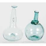 Zwei Flaschen19. Jh. Blaugrünes, längsoptisches Glas mit hochgestochenem Boden und Abriss, am