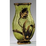 Vase mit BromelieCompagnie des Cristalleries de Baccarat, um 1897 Grünes Glas, schwarzviolett