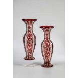 Paar VasenBöhmen, um 1860 Farbloses, achtfach geschältes Glas mit passigem Stand. Auf den Facetten