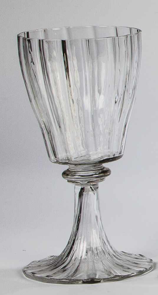 WeinglasDaum Frères, Nancy, um 1900 Farbloses, längsoptisch geripptes Glas. Trichterförmiger