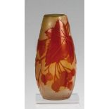 Väschen mit ElsbeereEmile Gallé, Nancy, um 1902 - 1904 Farbloses Glas, gelb unterfangen und orange