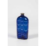 Schnapsflasche aus kobaltblauem GlasAlpenländisch, 18. Jh. Kobaltblaues Glas mit spiralförmig