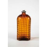 Seltene Schnapsflasche aus braunem GlasAlpenländisch, 18. Jh. Wabenoptische, im Querschnitt