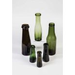 Sechs TrüffelflaschenFrankreich, 19. Jh. Grünes, olivgrünes und braunes Glas. Vier Flaschen mit