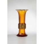 Vase mit AmazonenMoser, Karlsbad, 1920er Jahre Bernsteinfarbenes Glas mit Schälschliff sowie