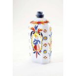 Branntweinflasche mit FrauWohl Böhmen, 2. Drittel 18. Jh. Milchglas mit Emailfarbendekor. H. 14,4 cm