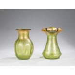 Zwei VasenBöhmen, um 1900 Farbloses Glas mit grünen Kröseleinschmelzungen. Vergoldeter Mündungsrand.