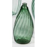 Seltene SchnapsflascheAlpenländisch, 18. Jh. Grünes, leicht längsoptisches Glas mit