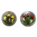 Zwei Briefbeschwerer mit DistelblütenKen Rosenfeld, 1991 und 1992 Je drei Blütenzweige in Gelb und