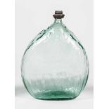 Schnapsflasche mit optischem DekorAlpenländisch, wohl Kramsach in Tirol, 18. Jh. Hellgrünes Glas mit