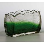 Kleine Jardinière mit ClematisMoser, Karlsbad, um 1900 Farbloses Glas mit auslaufendem, grünem