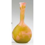 Vase mit MalvengewächsEmile Gallé, Nancy, um 1904 Farbloses Glas, lachsrosa unterfangen und hellgrün