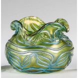 Kleine Vase "Formosa"Loetz Wwe., Klostermühle, 1902 Hellgrünes Glas, in kräftigem Relief