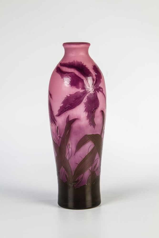 Vase mit PapageientulpeGräflich Harrachsche Glasfabrik (zugeschr.), Neuwelt, um 1900 Farbloses Glas,