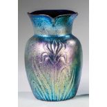 Vase mit Iris "Norma"Loetz Wwe., Klostermühle, 1900 Kobaltblaues Glas, flächig mit silbergelben