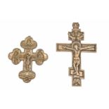 Zwei KruzifixeRussland, 19. Jh. Reliefiert gegossen. H. 12,5 bzw 17 cmTwo crucifixes. Russia, 19th