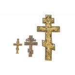 Drei BronzekruzifixeRussland, 18./19. Jh. Bronze, reliefiert gegossen. Großes Kreuz emailliert in