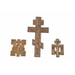 Drei BronzekreuzeRussland, 18./19. Jh. Bronze, reliefiert gegossen. Großes Kreuz mit Floraldekor auf