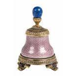 Guilloche-Email-GefäßIn der Art von Fabergé, 20. Jh. Silber, vergoldet. Auf drei FÜßen.