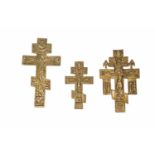 Drei BronzekruzifixeRussland, 18. -20. Jh. Bronze, reliefiert gegossen. Zwei mit kyrillischer