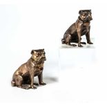 Zwei BulldoggenIn der Art von Fabergé, 20. Jh. Silber. Vollplastische gearbeitete Bulldoggen.