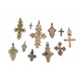 Sammlung von elf KreuzenRussland/Äthiopien, 19./20. Jh. Bronze, Kupfer, Weißmetall, gegossen,