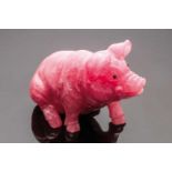 Sitzendes Schwein aus RhodochrositIn der Art von Fabergé, 2. Hälfte 20. Jh. Vollplastisches,