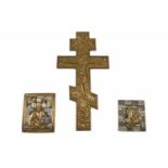 Großes Kruzifix und zwei BronzeikonenRussland, 18/19. Jh. Bronze, reliefiert gegossen, zwei