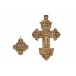 Bronzekruzifix und BronzeikoneRussland, 18./19. Jh. Bronze, reliefiert gegossen. Kruzifix und