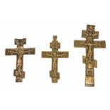 Drei BronzekruzifixeRussland, 18./19. Jh. Bronze, stark reliefiert gegossen. Eins mit kyrillischer