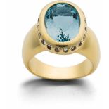 Aquamarinring mit Diamanten585-er Gelbgold, ca. 13,8 g. Klassischer Ring mit oval-facettiertem