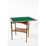SpieltischEngland um 1900 Auf vier konischen Beinen mit einem Ablagefach, Tischplatte aufklapp-
