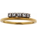 Brillantring750-er Gelbgold, ca. 1,9 g. Zarte Ringschiene schauseitig verziert mit 5 Brillanten in