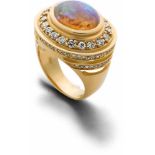 Opalring mit Brillanten750-er Gelbgold, ca. 19,8 g. Moderner Ring, ovaler Schauseite besetzt mit