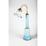 Lampe mit MessingmontierungHellblau opalisierendes Glas, pseudo-facettiert. Farbloser Glasschirm zum